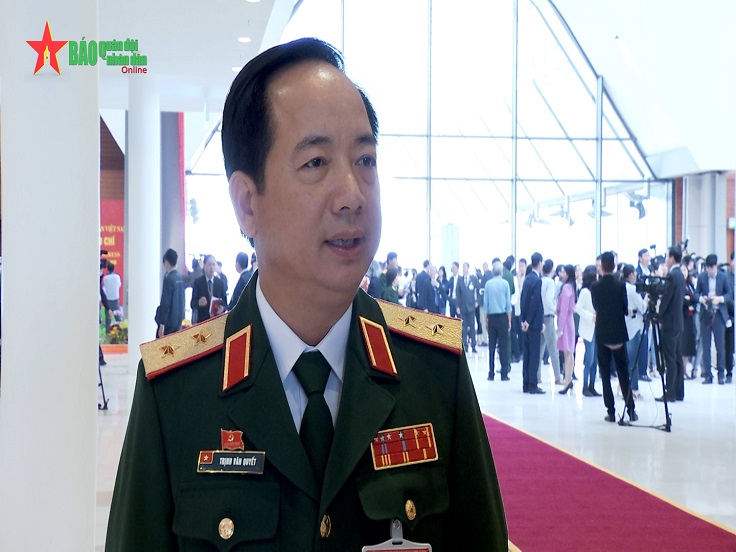 Trung tướng Trịnh Văn Quyết, Chính ủy Quân khu 2 trả lời phỏng vấn Báo Quân đội nhân dân tại Đại hội XIII